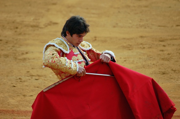 Sebastian Castella begins his faena using the muleta