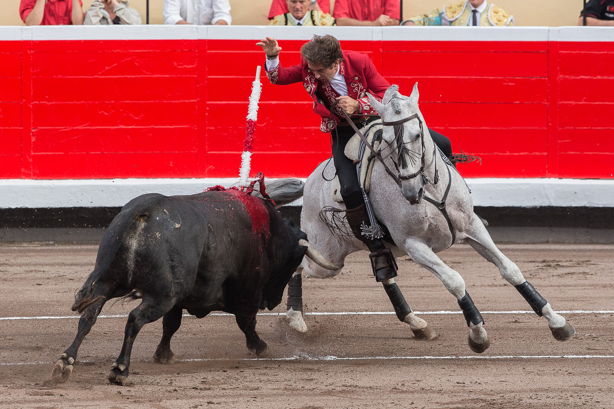 Pablo Hermoso de Mendoza fighting in the Bilbao bullring